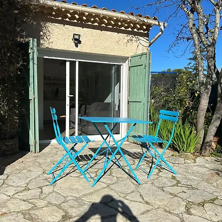 Clos Manila דירה